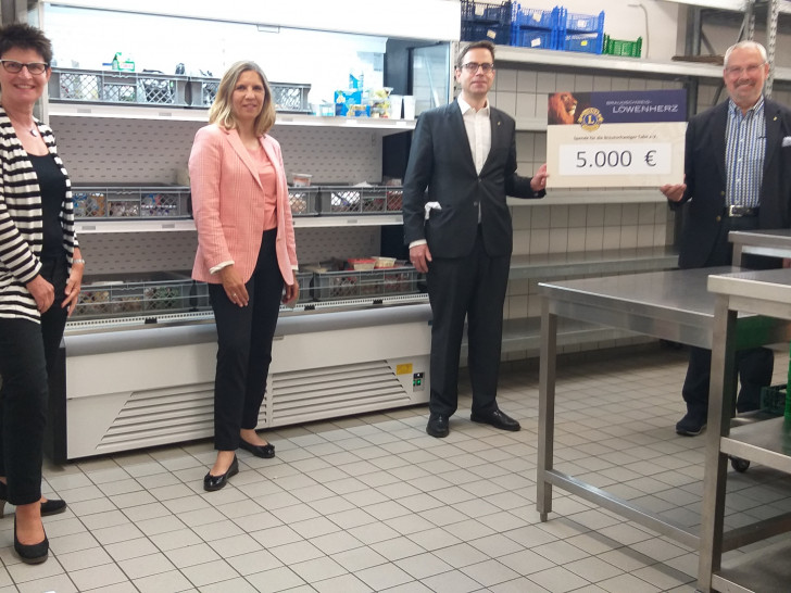 Ein Scheck über 5.000 Euro konnte an die Tafel übergeben werde. 