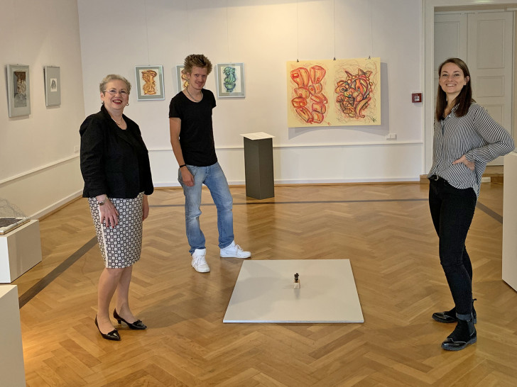 In der Ausstellung die Projektverantwortlichen (v. l.): Cortina Teichmann, Sven Bode und Stella Gilfert.
