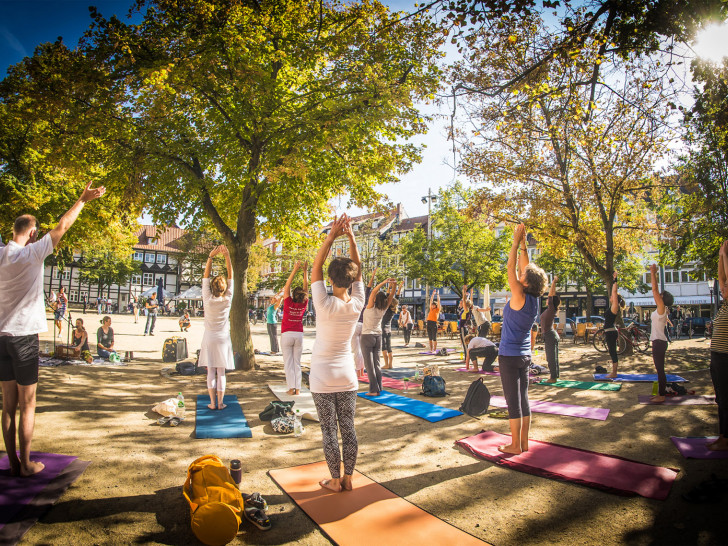 Auf dem Magnikirchplatz lädt Yoga Ambiente am Sonntag um 13 Uhr zu einer kostenlosen Yoga-Stunde ein. 