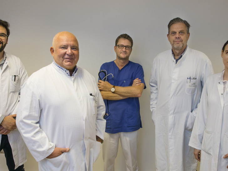 Arbeiten interdisziplinär zusammen (von links): Khaldoun Ali, PD Dr. Wolfgang Harringer, Jan Ballof, Prof. Matthias Heintzen und Dr. Gabriele Eden.