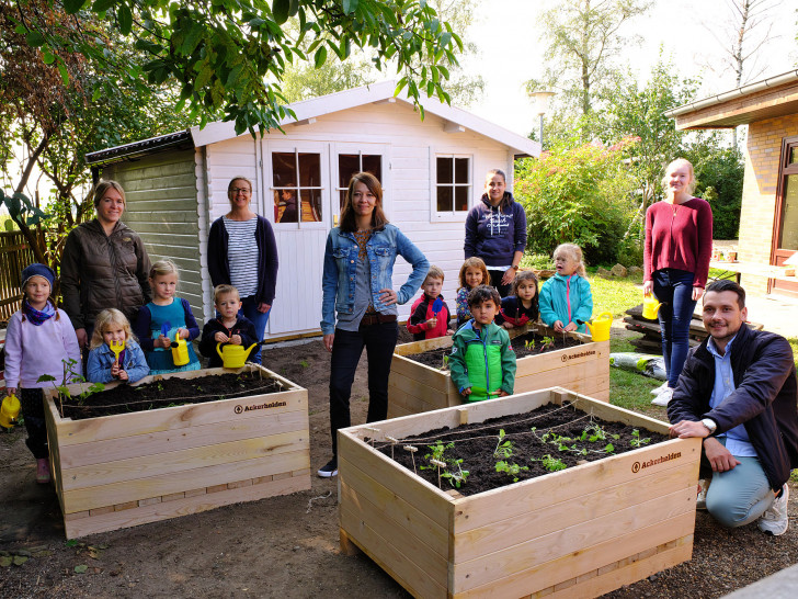 mit Unterstützung der Curt Mast Jägermeisterstiftung und in Zusammenarbeit mit dem Bildungsprojekt „Ackerhelden machen Schule“ haben Kinder der integrativen Kindertagesstätte Peter und Paul aus Neuerkerode  mehrere Hochbeete aufgebaut und angelegt. Dazu gab es viele weitere Information zu den gepflanzten Gemüse- und Kräutersorten, aber auch Lehrreiches zur Bedeutung biologischer Artenvielfalt und ökologischer Landwirtschaft.