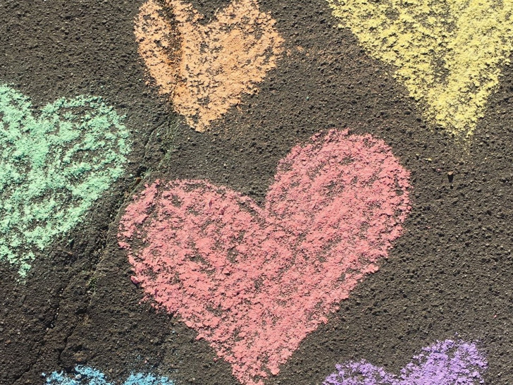 Mit bunten Kreidemalbildern können Kinder in der kommenden Woche auf sich aufmerksam machen.