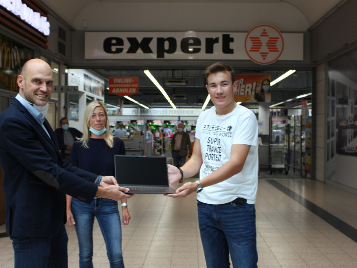 Marcel Ellscheid (Expert-Geschäftsführer) und Karina Karger vom FORUM Center-Management übergaben den Laptop an Gewinner Elias Schneider. 