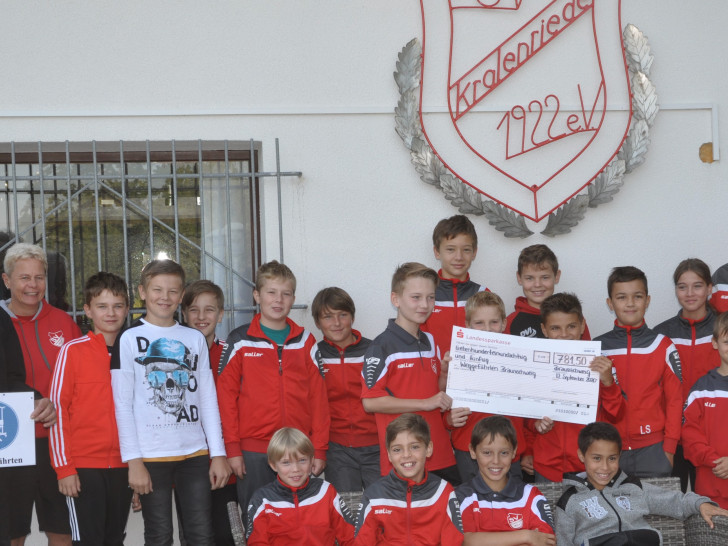 Die Fußballer des SV Kralenriede konnten eine Spende an den Verein "Weggefährten" überreichen. 