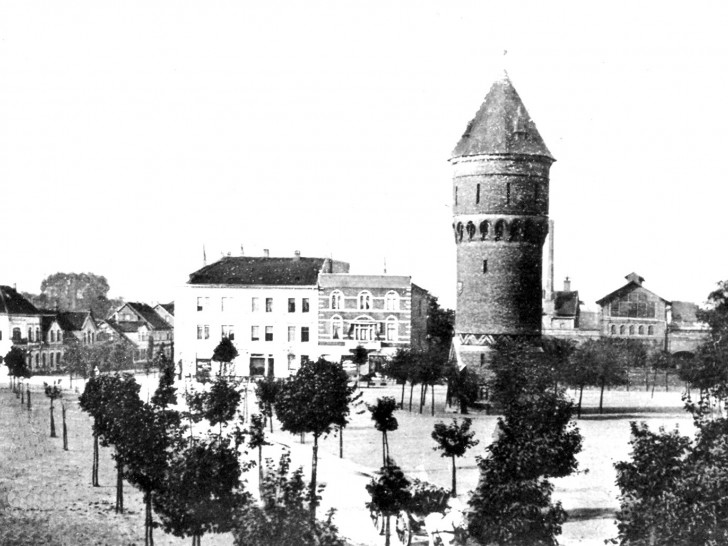 Friedrich-Ebert-Platz mit Wasserturm um 1900.