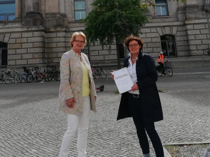 Ingrid Pahlmann MdB und Marion Övermöhle-Mühlbach nach der Preisverleihung vor dem Reichstag.