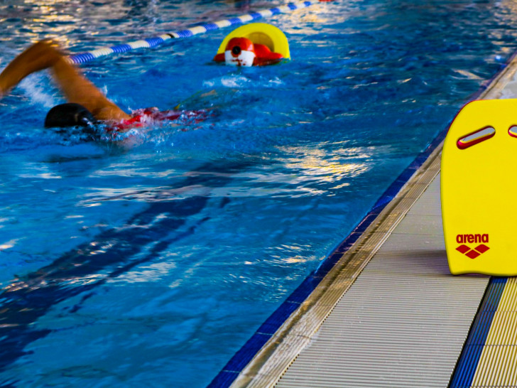 Den Teilnehmern wurden Rettungsschwimmtechniken nahe gebracht.