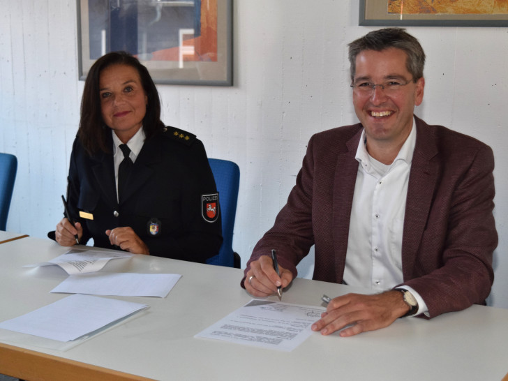 Petra Krischker und Dr. Oliver Junk unterzeichnen die Sicherheitspart- nerschaft, die das schriftlich festhält, was Polizeiinspektion und Stadt Goslar seit Jahren praktizieren.