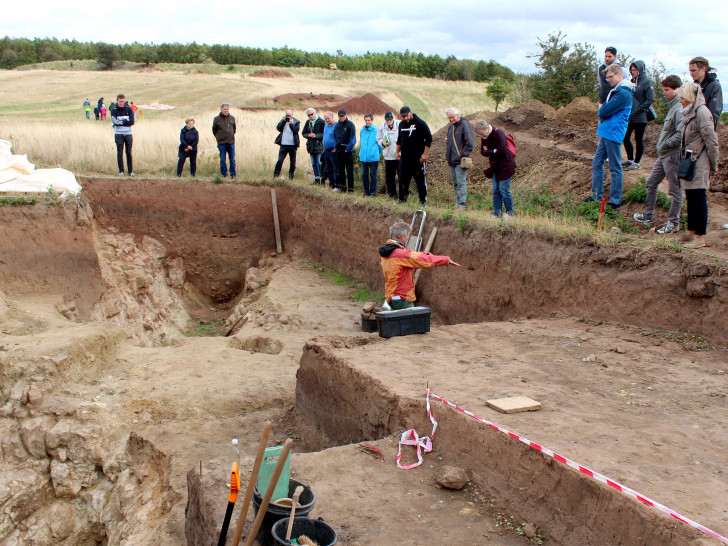 Der Archäologe Immo Heske während einer Führung am Tag der Grabung 2020. 