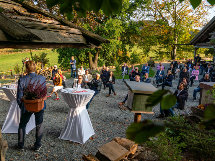 Mehr als 60 Gäste verfolgten in frischer Harzluft die Veranstaltung.
