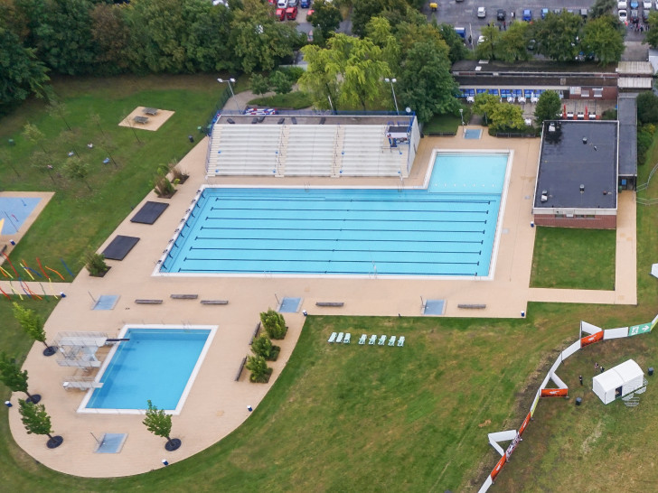 Das Freibad Raffteich von oben. Deutlich zu erkennen: der parkplatzseitige Gebäuderiegel mit der ehemaligen Gastronomie.