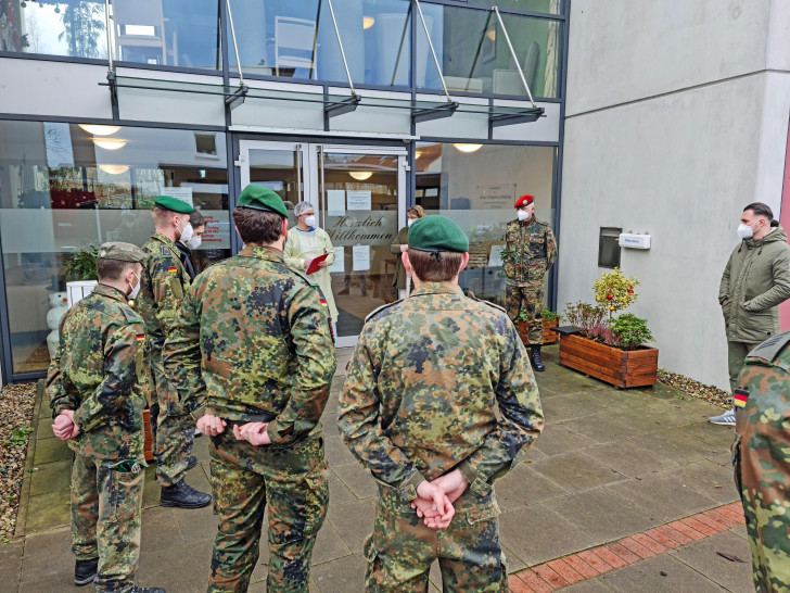 Zehn Soldaten der Bundeswehr unterstützen auf Antrag des Landkreises Peine das Pflegeheim Zur Peiner Eule. 
