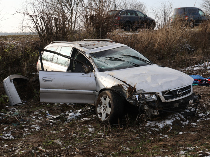Der Fahrer des Opel verstarb noch an der Unfallstelle. Die genauen Umstände des Unfalls sind noch unklar. 