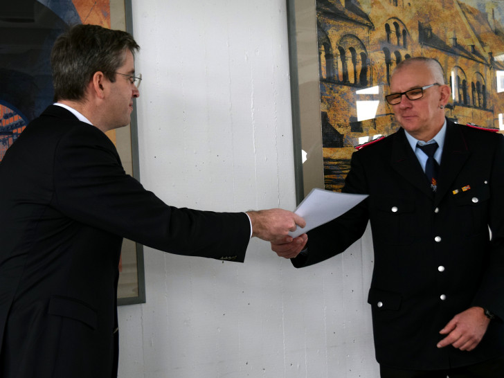 Dr. Oliver Junk (links) gratuliert Christian Kaminski zu seinem neuen Amt als Ortsbrandmeister.