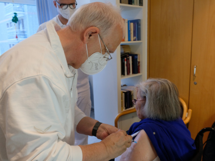 Dr. Klaus Lange-Breyhter, Medizinischer Leister des Impfzentrums des Landkreis Goslar, bei der Impfung der 93-jährigen Heimbewohnerin Frau Günther.