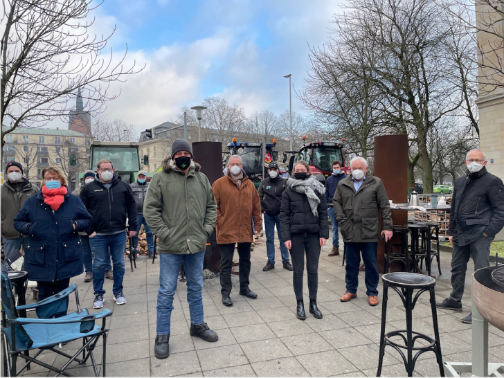 Vertreter der Bewegung Land schafft Verbindung zusammen mit Barbara Otte-Kinast (roter Schal) und Landtagsvizepräsident Frank Oesterhelweg (braune Jacke). 