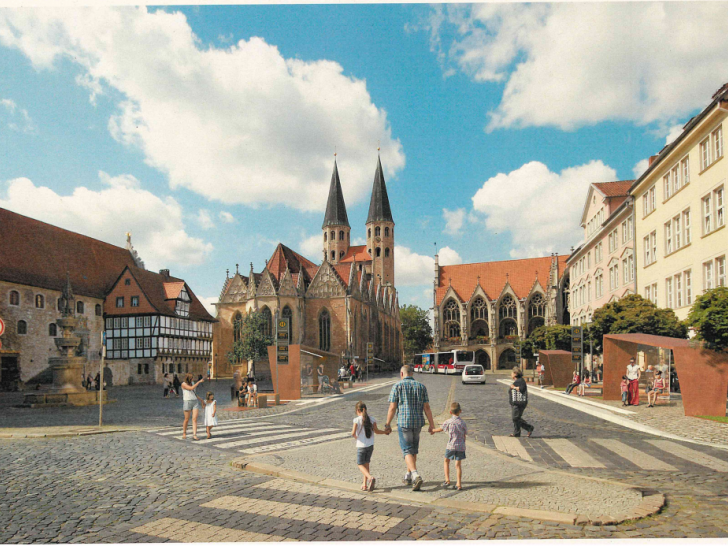 Die SPD hält die geplanten Wartehäuschen aus Cortenstahl für einen Störfaktor am Alstadtmarkt. Eine Visualisierung des Entwurfes wurde im Ratsinfosystem der Stadt Braunschweig veröffentlicht.