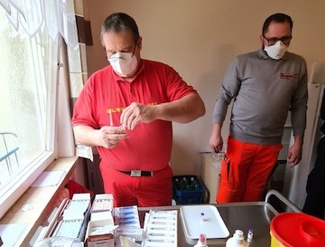 Vorbereitung der Impfung durch Ralf Maly (DLRG) und Dennis Tiemann (JUH).