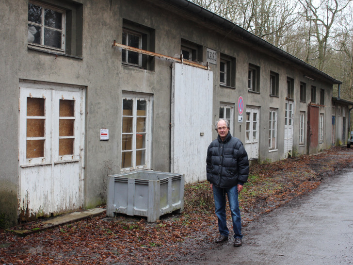 Uwe Otte vor einer der alten Produktionshallen. Der pensionierte Lehrer setzt sich seit den 1980er Jahren dafür ein, dass die Heeresmunitionsanstalt Lehre nicht vergessen wird.