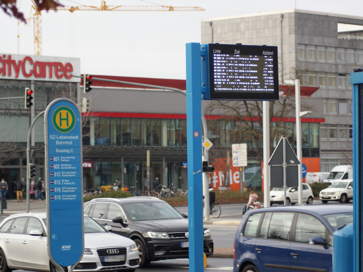 Am Bahnhof in Lebenstedt ist die Bushaltestelle bereits mit einer DFI-Anzeige ausgestattet.