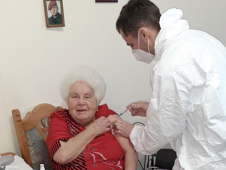 Ursula Kappe, 86 Jahre, wird von Alexander Böhm (DRK) geimpft.