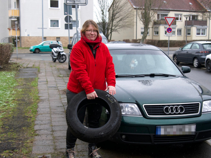 Heike K. und ihr grüner Audi, der wiederholt Opfer vermutlich gezielter Sachbeschädigung wurde.