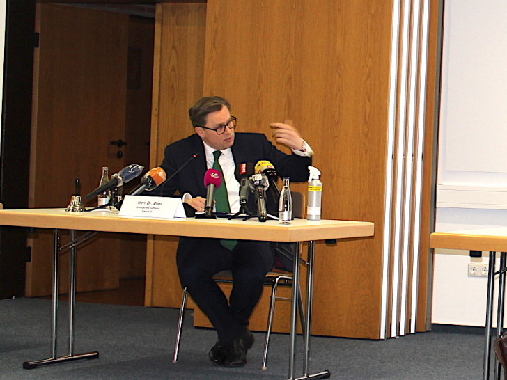 Landrat dr. Andreas Ebel bei der Pressekonferenz am Montag.