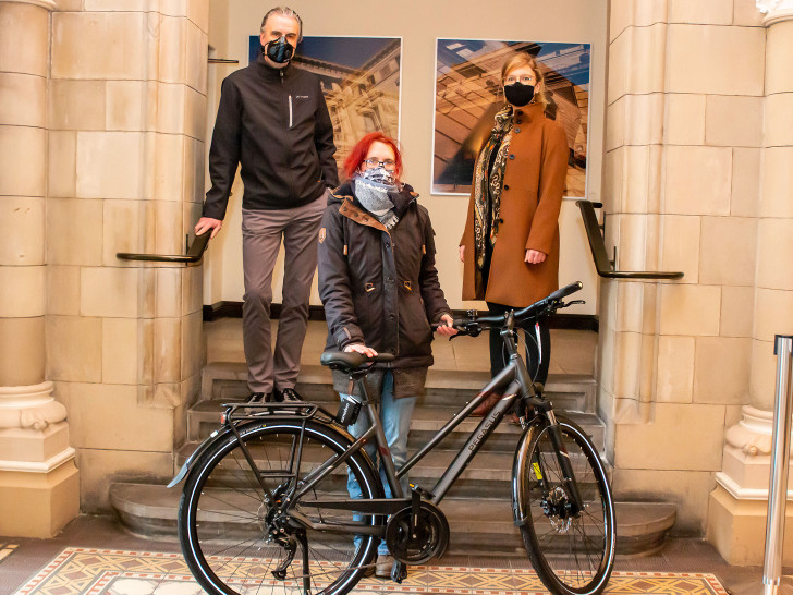 Antje Maria Stiebeiner mit ihrem Trekkingrad, Marc Katholing, Geschäftsführer von Fahrrad Hahne und Dr. Amrit Bruns, Radverkehrsbeauftragte der Stadt Braunschweig.