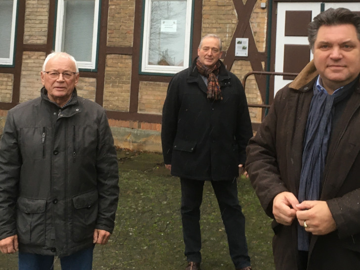 Horst Michler, Frank Oesterhelweg und Uwe Schäfer vor dem Werlaburgdorfer Schulgebäude. Die Bilder sind vor der Verschärfung der Coronaregeln entstanden.