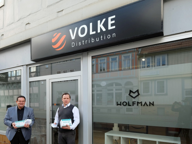 Mike Hübner (links) freut sich, durch die Unterstützung von Andre Volke, seinen Kunden kostenlos FFP2-Masken zur Verfügung stellen zu können.