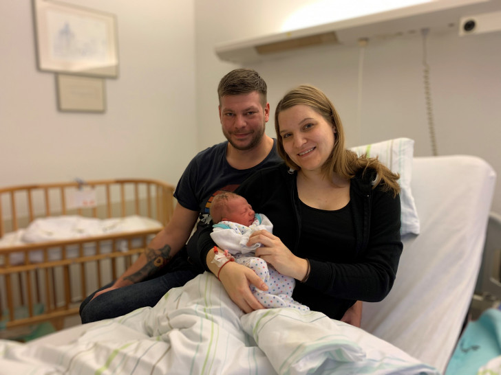 Die glücklichen Eltern Stefanie und Sebastian mit ihrem Sohn Frederik