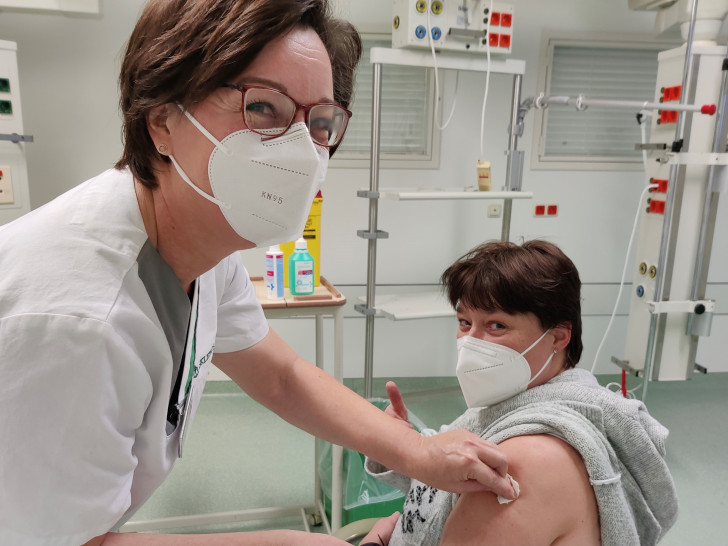 Hygienefachkraft Anke Philipp (links) impft  Pflegekraft-Kollegin Annika Kannengießer von der Infektionsstation gegen Corona