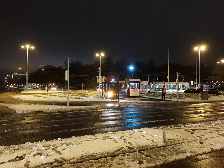 Straßenbahn-Stau am Hauptbahnhof. Deutlich erkennbar ist der bläuliche Lichtbogen am Stromabnehmer. (Leserfoto) 