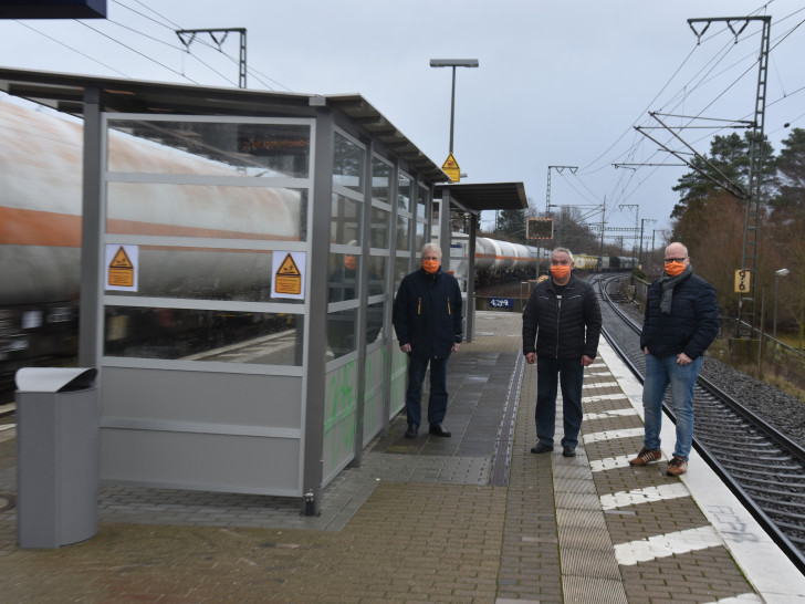 Ortsverbandsvorsitzender Michael Schwarze, sein Stellvertreter Thomas Ullmer und CDU Bürgermeisterkandidat Tobias Breske besuchten den Bahnhof in Weddel.