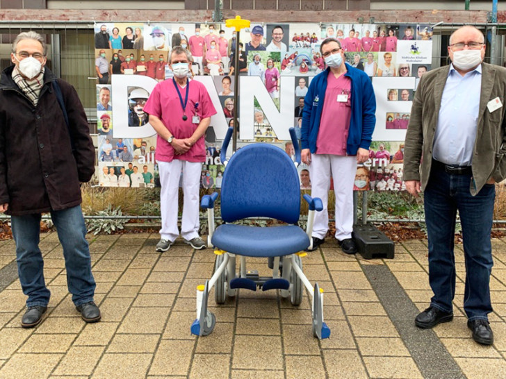 Von links: Hans-Joachim Löwe, Jan Syk, stellv. Leiter Hauswirtschaft, Jens Mertes, Mitarbeiter Hauswirtschaft und Pflegedirektor Ralf Harmel bei der Spendenübergabe. Vom Spendengeld soll ein weiterer hochmoderner Transportstuhl angeschafft werden.