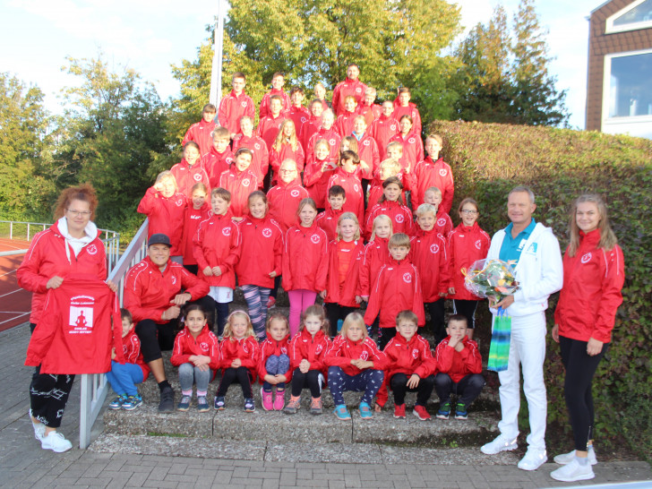 Die Bambini- und Powergruppen des LAV 07 Bad Harzburg mit ihren neuen Regenjacken. 