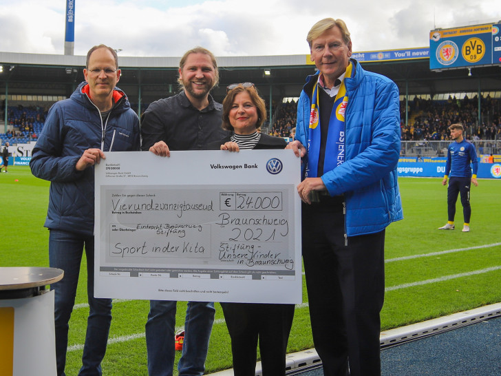 Angelika Rimatzki überreichte den Scheck an die drei Vorstandsmitglieder der Eintracht Braunschweig Stiftung, Rainer Cech, Rüdiger Warnke und André Linder.