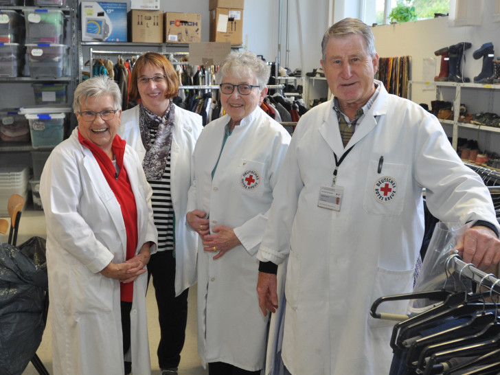 Das Team der DRK-Kleiderkammer am Exer freut sich auf die Kunden: (von links) Barbara Melzer, Helga Hann, Anneliese Kastellan und Joachim Korsch.