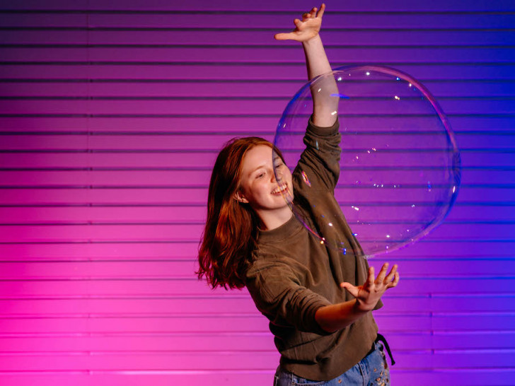 BUBBLEMANIA 2021: Vom 16. bis 31.10. findet im phaeno das Seifenblasenfestival statt.