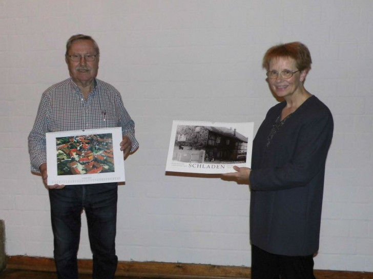 Hans-Gert Hotop links und Dorothee Schacht präsentieren den neuen historischen Kalender vom Heimathaus Alte Mühle