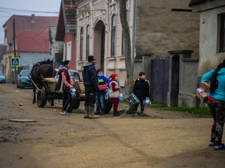 Eine Familie in Osteuropa mit Geschenken aus dem Weihnachtspäckchenkonvoi. 