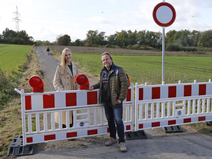 Radverkehrsbeauftragte Svea Neumann und Diplom-Ingenieur Artur Lasota (Tiefbauamt der Stadt Wolfenbüttel) am derzeit gesperrten Verbindungsweg.