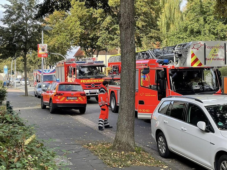 Die Feuerwehr untersucht einen ausgelösten Heimrauchmelder in der Ilsenburger Straße. 