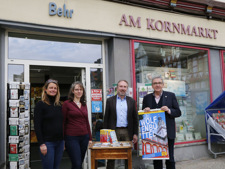 Nicole Lüdicke, Stephanie Angel, Martin Geißler und Thomas Pink freuen sich, auf die Veröffentlichung des Marco-Polo-Reiseführers über Wolfenbüttel.