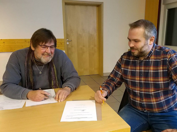 Die die beiden Fraktionsvorsitzenden Hajo Hoffmann und Christian Lenz bei der Unterzeichnung der Gruppenvereinbarung.