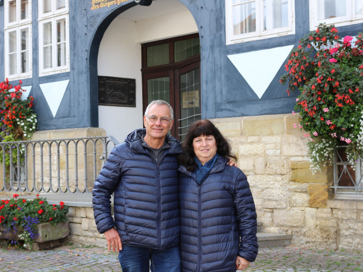 Rami und Ronit Rülf vor dem Wolfenbütteler Rathaus. Bürgermeister Thomas Pink hatte die Familie eingeladen.