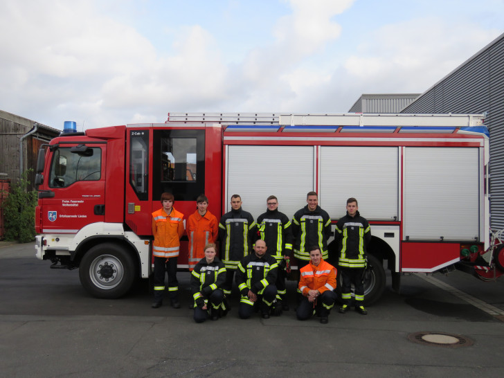 Die neun neuen Feuerwehrmänner und -Frauen für Wolfenbüttel.