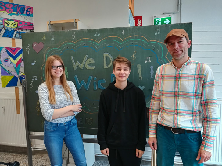 Lina und Moritz vom Podcast "We Do-Wie Du" mit Kai-Peter Hain von der Mansfeld-Löbbecke-Stiftung.