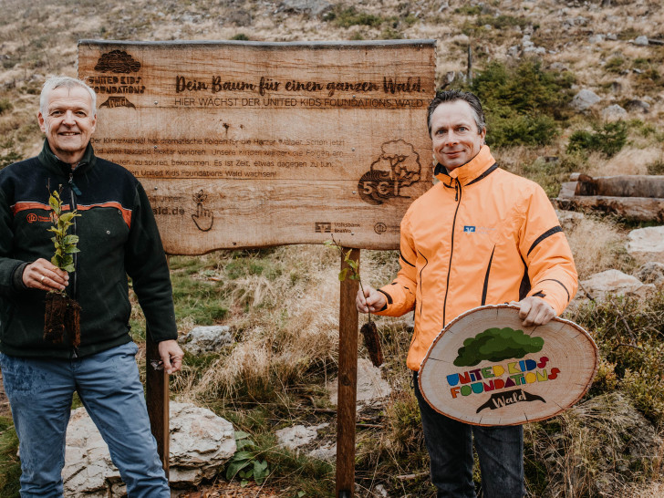 Dr. Klaus Merker (Präsident der Niedersächsischen Landesforsten) und Markus Beese (Botschafter von United Kids Foundations und Leiter Marketing der Volksbank BraWo) starten mit der Pflanzung der nächsten 10.000 Bäume im United Kids Foundations Wald.