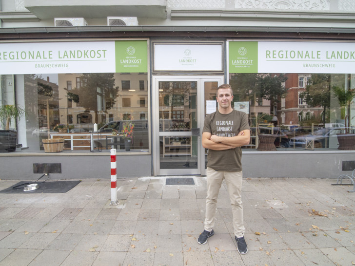 Marvin Rusin vor seinem Regionalladen am Hagenring.